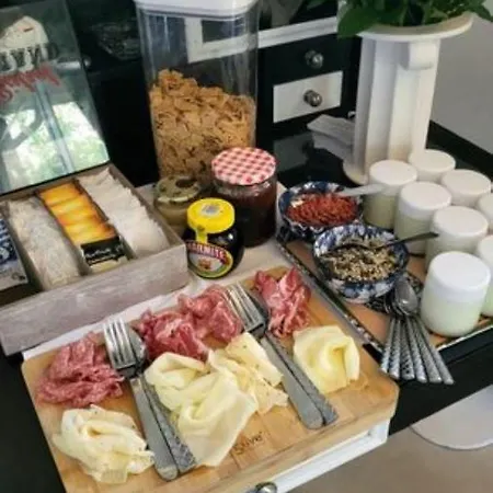 Raffaella Bed and Breakfast Les Albres